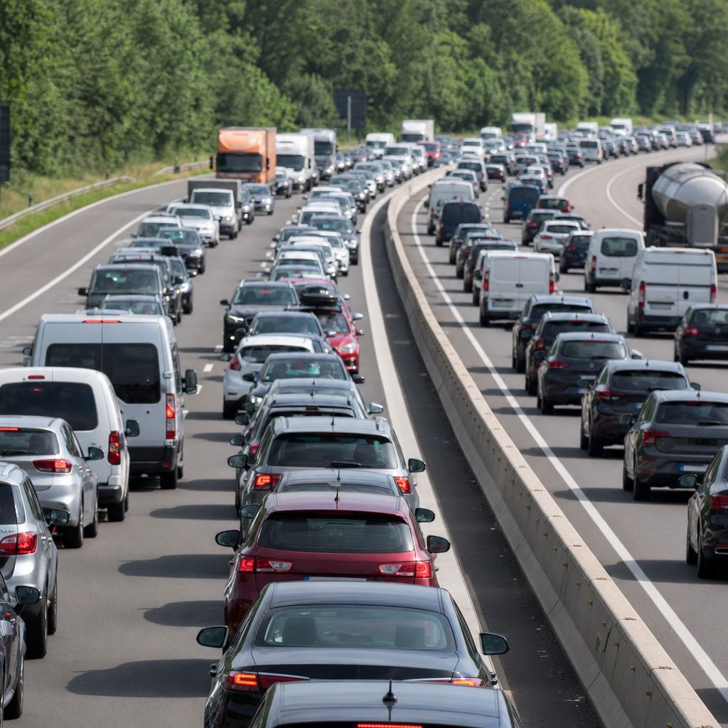 Verkehrsdichte und Staus Ein Bild zum Thema Verkehrsdichte und Staus im Transport, Logistik, Mobilität Kontext